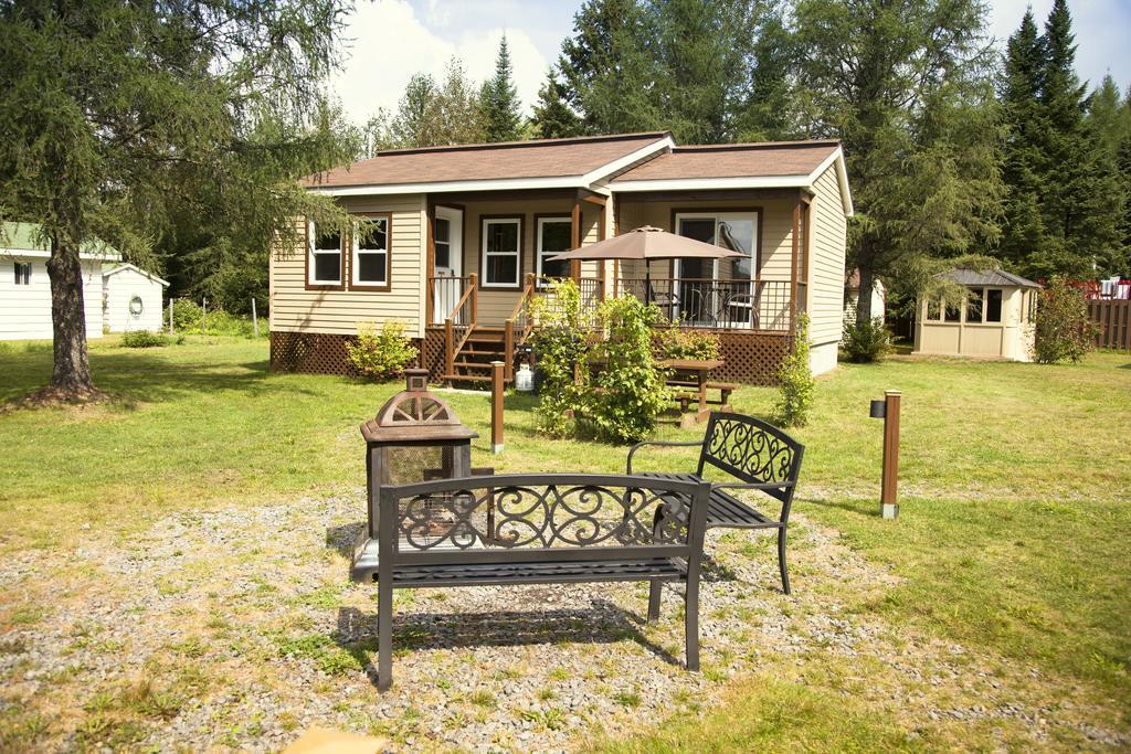 Emme Chalets Sainte-Lucie-de-Doncaster Exterior foto