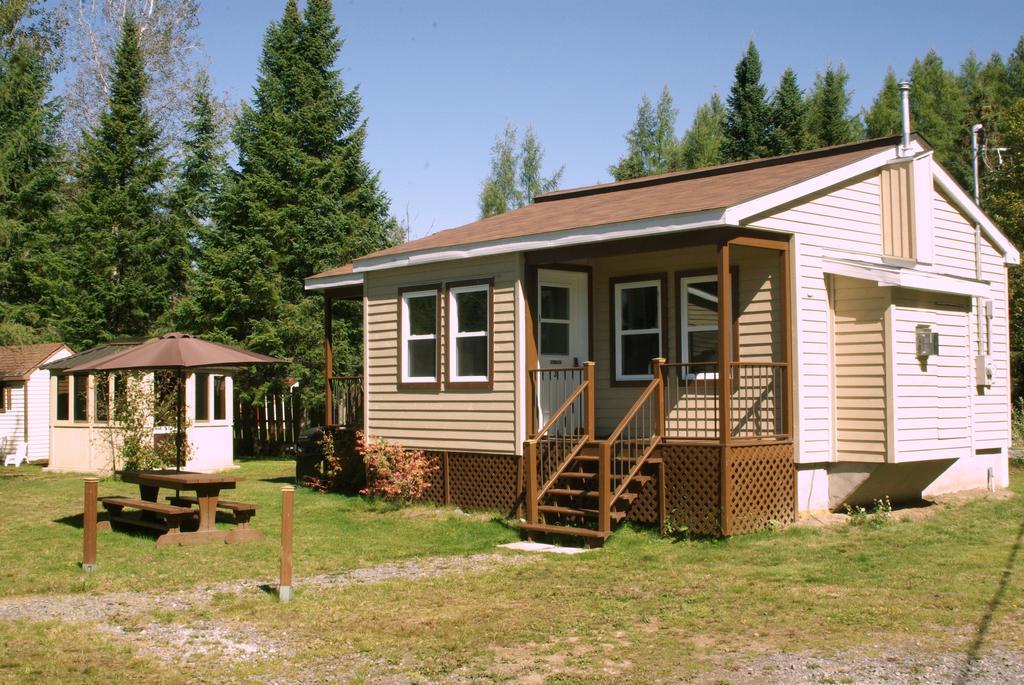 Emme Chalets Sainte-Lucie-de-Doncaster Cameră foto
